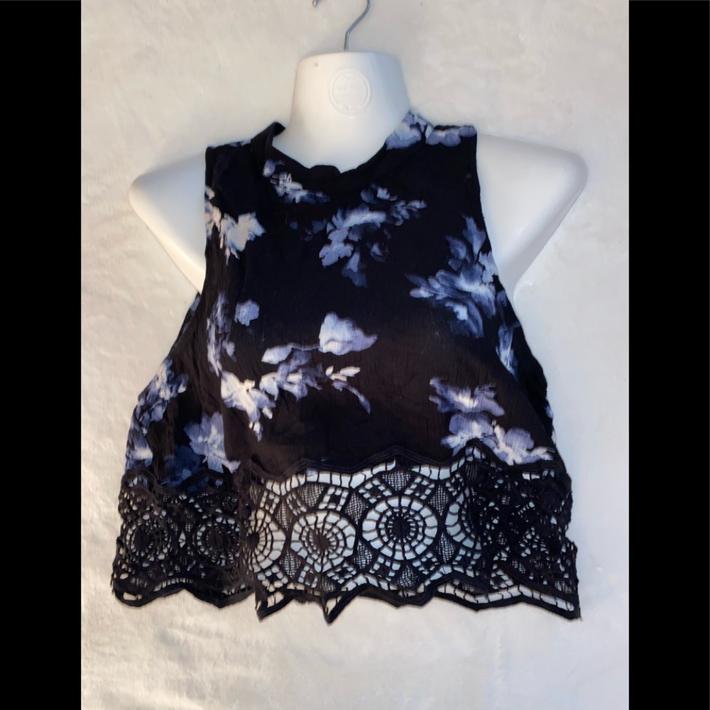 KENDALL & KYLIE sleeveless crop blouse